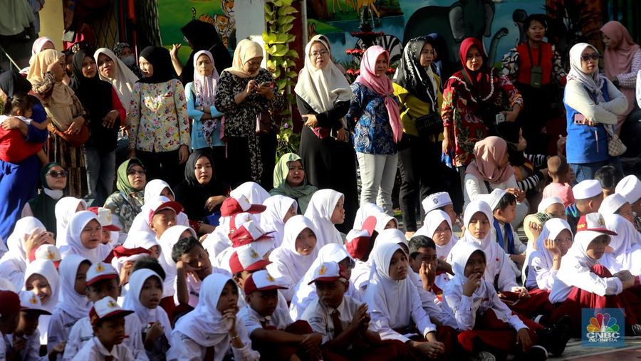 Hari pertama sekolah di SD Negeri 16 Pagi, Jakarta, Senin (8/7/20234). (CNBC Indonesia/Muhammad Sabki)