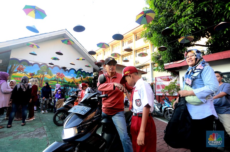 Hari pertama sekolah di SD Negeri 16 Pagi, Jakarta, Senin (8/7/20234). (CNBC Indonesia/Muhammad Sabki) Hari pertama sekolah di SD Negeri 16 Pagi, Jakarta, Senin (8/7/20234). (CNBC Indonesia/Muhammad Sabki)