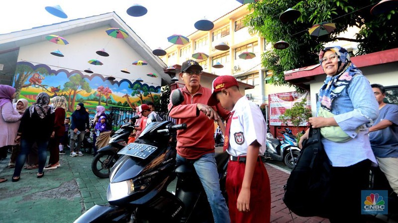 Hari pertama sekolah di SD Negeri 16 Pagi, Jakarta, Senin (8/7/20234). (CNBC Indonesia/Muhammad Sabki)