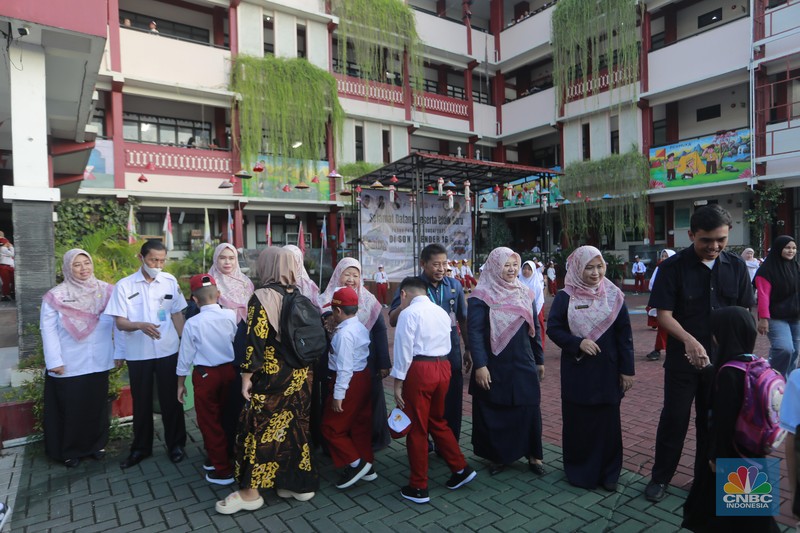 Hari pertama sekolah di SD Negeri 16 Pagi, Jakarta, Senin (8/7/20234). (CNBC Indonesia/Muhammad Sabki) Hari pertama sekolah di SD Negeri 16 Pagi, Jakarta, Senin (8/7/20234). (CNBC Indonesia/Muhammad Sabki)