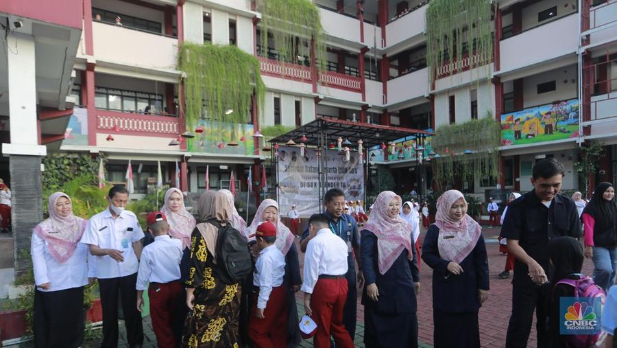 Hari pertama sekolah di SD Negeri 16 Pagi, Jakarta, Senin (8/7/20234). (CNBC Indonesia/Muhammad Sabki)