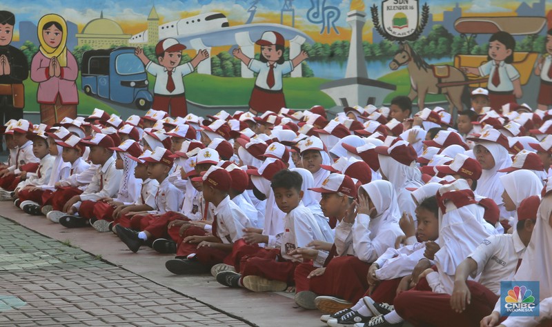 Hari pertama sekolah di SD Negeri 16 Pagi, Jakarta, Senin (8/7/20234). (CNBC Indonesia/Muhammad Sabki) Hari pertama sekolah di SD Negeri 16 Pagi, Jakarta, Senin (8/7/20234). (CNBC Indonesia/Muhammad Sabki)