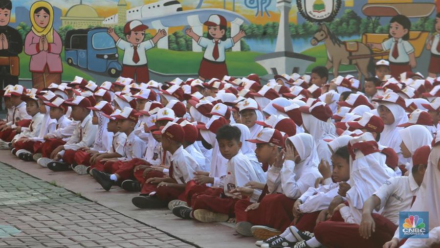 Hari pertama sekolah di SD Negeri 16 Pagi, Jakarta, Senin (8/7/20234). (CNBC Indonesia/Muhammad Sabki)