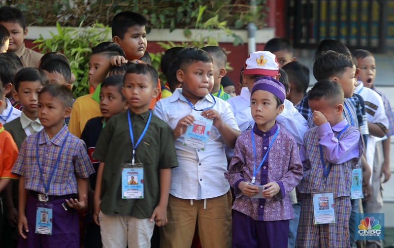 Hari pertama sekolah di SD Negeri 16 Pagi, Jakarta, Senin (8/7/20234). (CNBC Indonesia/Muhammad Sabki)