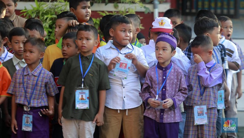 Hari pertama sekolah di SD Negeri 16 Pagi, Jakarta, Senin (8/7/20234). (CNBC Indonesia/Muhammad Sabki)