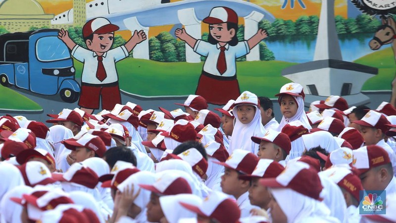 Hari pertama sekolah di SD Negeri 16 Pagi, Jakarta, Senin (8/7/20234). (CNBC Indonesia/Muhammad Sabki)