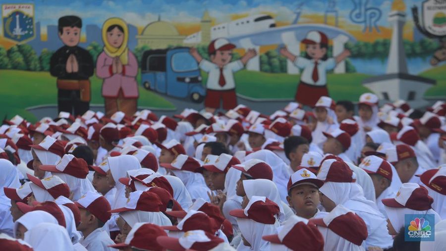 Hari pertama sekolah di SD Negeri 16 Pagi, Jakarta, Senin (8/7/20234). (CNBC Indonesia/Muhammad Sabki)