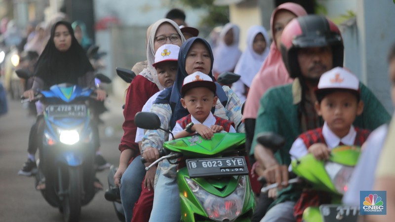 Hari pertama sekolah di SD Negeri 16 Pagi, Jakarta, Senin (8/7/20234). (CNBC Indonesia/Muhammad Sabki)
