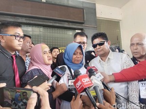 Ibunda Jemput Kebebasan Pegi Setiawan di Polda Jabar