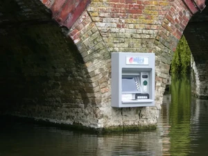 Lho, Ada Mesin ATM di Pilar Jembatan di Tengah Sungai?