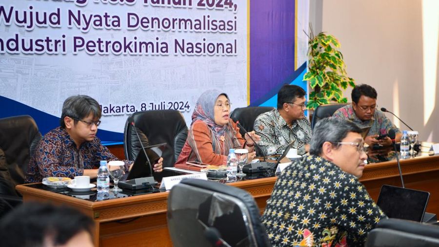 (Kiri-Kanan) Peneliti INDEF Ahmad Heri Firdaus, Plt Dirjen Industri Kimia, Farmasi dan Tekstil (IKFT) Reny Yanita dan Ketua Asosiasi Olefin, Aromatik dan Plastik Indonesia (Inaplas) Fajar Budiono dalam diksusi media tentang Permendag No 8 Tahun 2024 di Jakarta, Sein (8/7/2024). (Dok. Kemenperin)