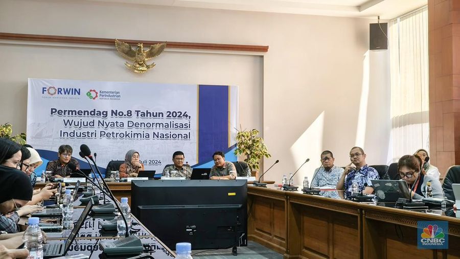 (Kiri-Kanan) Peneliti INDEF Ahmad Heri Firdaus, Plt Dirjen Industri Kimia, Farmasi dan Tekstil (IKFT) Reny Yanita dan Ketua Asosiasi Olefin, Aromatik dan Plastik Indonesia (Inaplas) Fajar Budiono dalam diksusi media tentang Permendag No 8 Tahun 2024 di Jakarta, Sein (8/7/2024). (CNBC Indonesia/Damiana Cut Emeria)