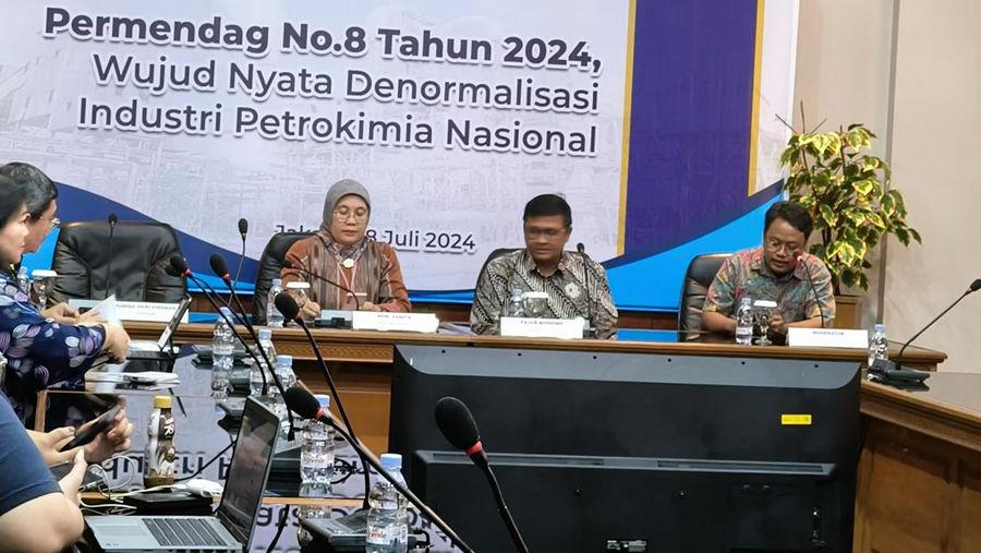 Kiri-Kanan) Plt Dirjen Industri Kimia, Farmasi dan Tekstil (IKFT) Reny Yanita dan Sekjen Asosiasi Olefin, Aromatik dan Plastik Indonesia (Inaplas) Fajar Budiono dalam diksusi media tentang Permendag No 8 Tahun 2024 di Jakarta, Senin (8/7/2024). (CNBC Indonesia/Damiana)