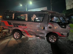 Rem Blong, Mobil Elf 15 Penumpang Terguling hingga Tabrak Rumah di Purbalingga
