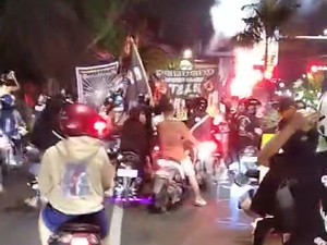 Massa Konvoi di Jalanan Surabaya Saat Berlangsung Pengesahan Warga Baru PSHT