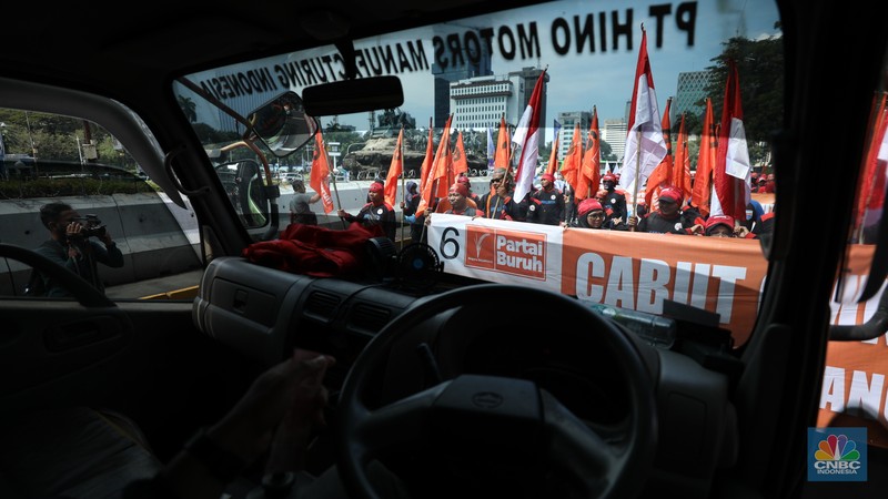 Massa aliansi buruh menggelar demo cabut Omnibus Law Cipta Kerja, hapus outsourching dan tolak upah murah di Patung Kuda Arjuna Wijaya, Gambir, Jakarta Pusat, Senin (8/7/2024). (CNBC Indonesia/Tri Susilo) Massa aliansi buruh menggelar demo cabut Omnibus Law Cipta Kerja, hapus outsourching dan tolak upah murah di Patung Kuda Arjuna Wijaya, Gambir, Jakarta Pusat, Senin (8/7/2024). (CNBC Indonesia/Tri Susilo)