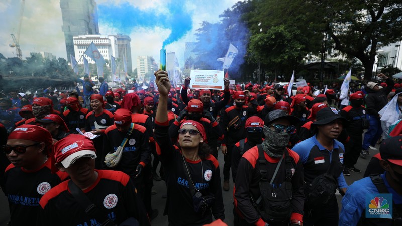 Massa aliansi buruh menggelar demo cabut Omnibus Law Cipta Kerja, hapus outsourching dan tolak upah murah di Patung Kuda Arjuna Wijaya, Gambir, Jakarta Pusat, Senin (8/7/2024). (CNBC Indonesia/Tri Susilo) Massa aliansi buruh menggelar demo cabut Omnibus Law Cipta Kerja, hapus outsourching dan tolak upah murah di Patung Kuda Arjuna Wijaya, Gambir, Jakarta Pusat, Senin (8/7/2024). (CNBC Indonesia/Tri Susilo)