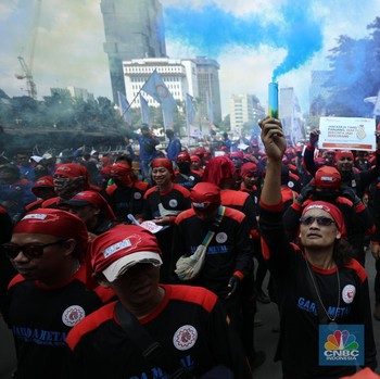 Kepung Patung Kuda & Pakai Flare, Ratusan Buruh Tolak Omnibus Law
