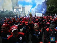 Kepung Patung Kuda & Pakai Flare, Ratusan Buruh Tolak Omnibus Law