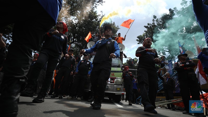 Massa aliansi buruh menggelar demo cabut Omnibus Law Cipta Kerja, hapus outsourching dan tolak upah murah di Patung Kuda Arjuna Wijaya, Gambir, Jakarta Pusat, Senin (8/7/2024). (CNBC Indonesia/Tri Susilo) Massa aliansi buruh menggelar demo cabut Omnibus Law Cipta Kerja, hapus outsourching dan tolak upah murah di Patung Kuda Arjuna Wijaya, Gambir, Jakarta Pusat, Senin (8/7/2024). (CNBC Indonesia/Tri Susilo)