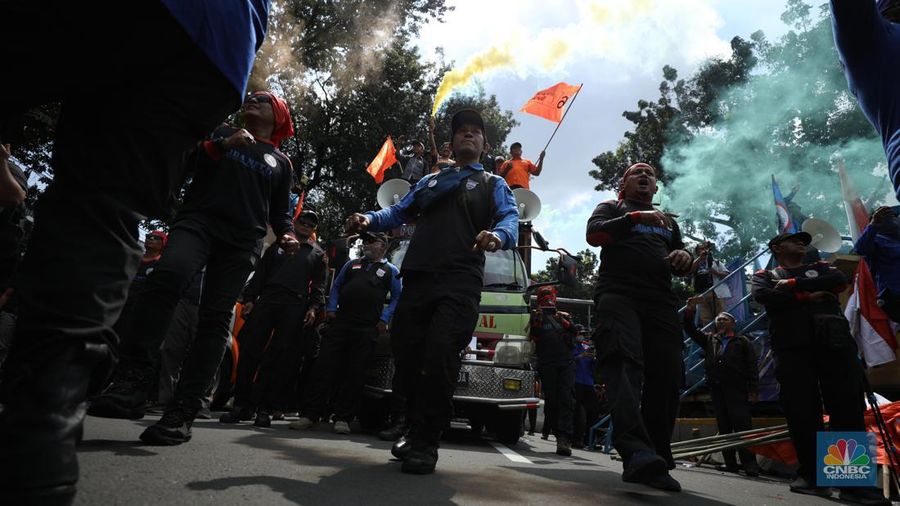 Massa aliansi buruh menggelar demo cabut Omnibus Law Cipta Kerja, hapus outsourching dan tolak upah murah di Patung Kuda Arjuna Wijaya, Gambir, Jakarta Pusat, Senin (8/7/2024). (CNBC Indonesia/Tri Susilo)
