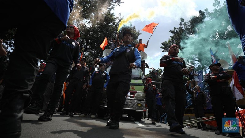 Massa aliansi buruh menggelar demo cabut Omnibus Law Cipta Kerja, hapus outsourching dan tolak upah murah di Patung Kuda Arjuna Wijaya, Gambir, Jakarta Pusat, Senin (8/7/2024). (CNBC Indonesia/Tri Susilo)