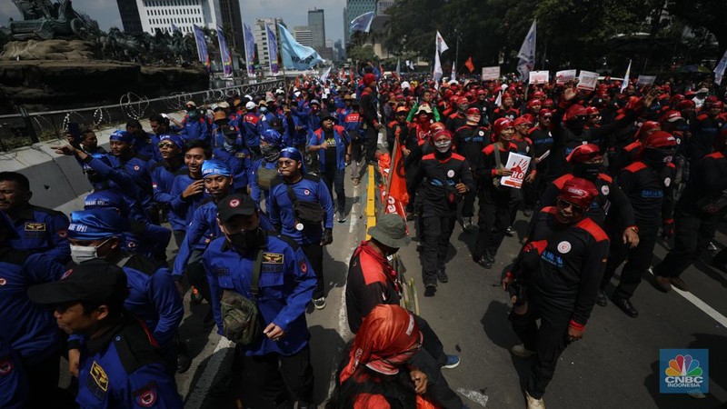 Massa aliansi buruh menggelar demo cabut Omnibus Law Cipta Kerja, hapus outsourching dan tolak upah murah di Patung Kuda Arjuna Wijaya, Gambir, Jakarta Pusat, Senin (8/7/2024). (CNBC Indonesia/Tri Susilo)