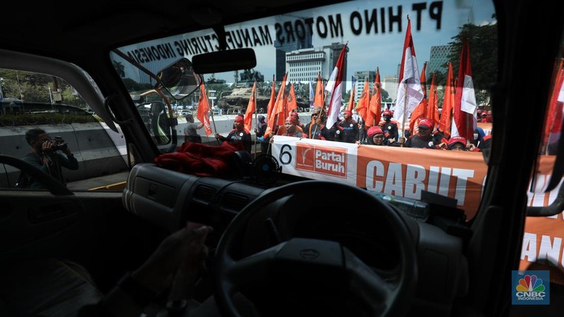 Massa aliansi buruh menggelar demo cabut Omnibus Law Cipta Kerja, hapus outsourching dan tolak upah murah di Patung Kuda Arjuna Wijaya, Gambir, Jakarta Pusat, Senin (8/7/2024). (CNBC Indonesia/Tri Susilo)