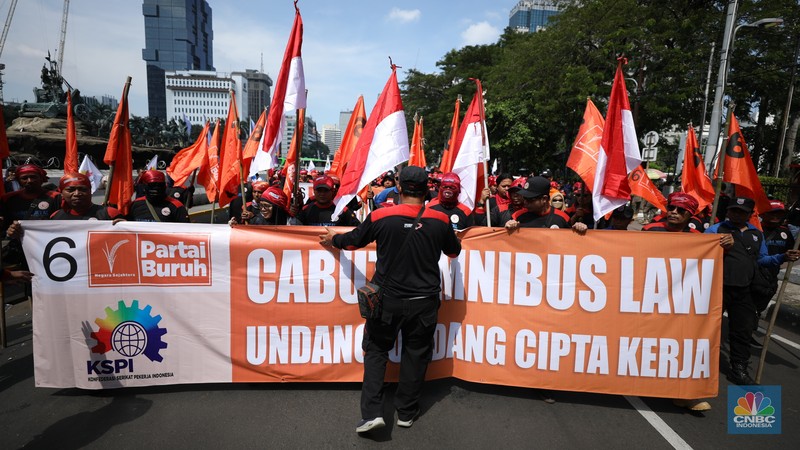 Massa aliansi buruh menggelar demo cabut Omnibus Law Cipta Kerja, hapus outsourching dan tolak upah murah di Patung Kuda Arjuna Wijaya, Gambir, Jakarta Pusat, Senin (8/7/2024). (CNBC Indonesia/Tri Susilo) Massa aliansi buruh menggelar demo cabut Omnibus Law Cipta Kerja, hapus outsourching dan tolak upah murah di Patung Kuda Arjuna Wijaya, Gambir, Jakarta Pusat, Senin (8/7/2024). (CNBC Indonesia/Tri Susilo)