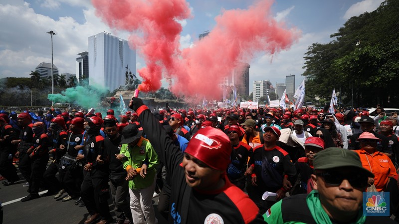 Massa aliansi buruh menggelar demo cabut Omnibus Law Cipta Kerja, hapus outsourching dan tolak upah murah di Patung Kuda Arjuna Wijaya, Gambir, Jakarta Pusat, Senin (8/7/2024). (CNBC Indonesia/Tri Susilo)