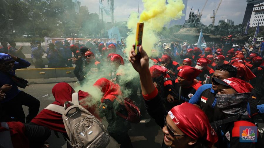 Massa aliansi buruh menggelar demo cabut Omnibus Law Cipta Kerja, hapus outsourching dan tolak upah murah di Patung Kuda Arjuna Wijaya, Gambir, Jakarta Pusat, Senin (8/7/2024). (CNBC Indonesia/Tri Susilo) Massa aliansi buruh menggelar demo cabut Omnibus Law Cipta Kerja, hapus outsourching dan tolak upah murah di Patung Kuda Arjuna Wijaya, Gambir, Jakarta Pusat, Senin (8/7/2024). (CNBC Indonesia/Tri Susilo)