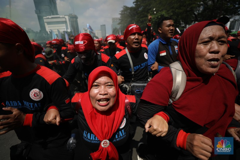 Massa aliansi buruh menggelar demo cabut Omnibus Law Cipta Kerja, hapus outsourching dan tolak upah murah di Patung Kuda Arjuna Wijaya, Gambir, Jakarta Pusat, Senin (8/7/2024). (CNBC Indonesia/Tri Susilo) Massa aliansi buruh menggelar demo cabut Omnibus Law Cipta Kerja, hapus outsourching dan tolak upah murah di Patung Kuda Arjuna Wijaya, Gambir, Jakarta Pusat, Senin (8/7/2024). (CNBC Indonesia/Tri Susilo)