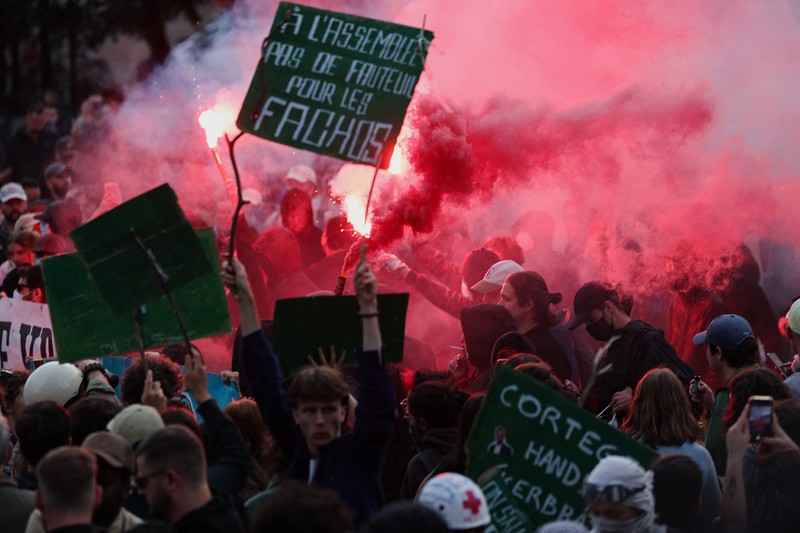 Seorang pengunjuk rasa melemparkan molotov saat bentrokan dengan polisi menyusul hasil parsial pada putaran kedua pemilihan awal parlemen Prancis, di Place de la Republique di Paris, Prancis, Minggu (7/7/2024). (REUTERS/Yara Nardi) Seorang pengunjuk rasa melemparkan molotov saat bentrokan dengan polisi menyusul hasil parsial pada putaran kedua pemilihan awal parlemen Prancis, di Place de la Republique di Paris, Prancis, Minggu (7/7/2024). (REUTERS/Yara Nardi)