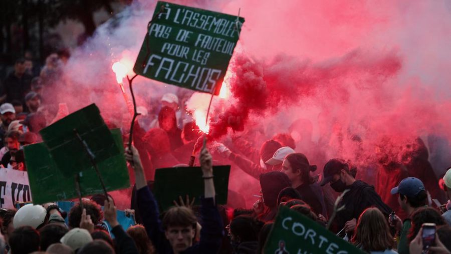 Masyarakat menghadiri demonstrasi setelah hasil parsial pada putaran kedua pemilihan awal parlemen Prancis, di Nantes, Prancis, Minggu (7/7/2024). (REUTERS/Violeta Santos Moura)