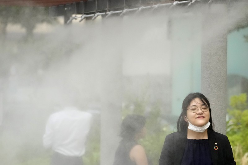 Orang-orang yang memegang payung duduk di bangku di bawah terik matahari di sebuah taman di Tokyo, Senin, 8 Juli 2024. Cuaca panas pada hari Senin telah terjadi dengan suhu meningkat lebih dari 35 derajat Celcius (95 derajat Fahrenheit) di Tokyo, menurut Jepang Badan Meteorologi. Orang-orang yang memegang payung duduk di bangku di bawah terik matahari di sebuah taman di Tokyo, Senin, 8 Juli 2024. Cuaca panas pada hari Senin telah terjadi dengan suhu meningkat lebih dari 35 derajat Celcius (95 derajat Fahrenheit) di Tokyo, menurut Jepang Badan Meteorologi. (AP Photo/Eugene Hoshiko)