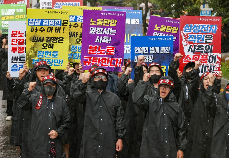 Para pekerja National Samsung Electronics Union (NSEU) meneriakkan slogan-slogan selama pemogokan umum untuk mengganggu produksi antara 8 dan 10 Juli, di depan Kampus Samsung Electronics Nano City Hwaseong di Hwaseong, Korea Selatan, 8 Juli 2024. Para pekerja National Samsung Electronics Union (NSEU) meneriakkan slogan-slogan selama pemogokan umum untuk mengganggu produksi antara 8 dan 10 Juli, di depan Kampus Samsung Electronics Nano City Hwaseong di Hwaseong, Korea Selatan, 8 Juli 2024. (REUTERS/Kim Soo-hyeon)
