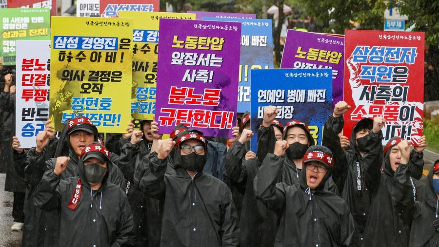 Para pekerja National Samsung Electronics Union (NSEU) meneriakkan slogan-slogan selama pemogokan umum untuk mengganggu produksi antara 8 dan 10 Juli, di depan Kampus Samsung Electronics Nano City Hwaseong di Hwaseong, Korea Selatan, 8 Juli 2024. (REUTERS/Kim Soo-hyeon)