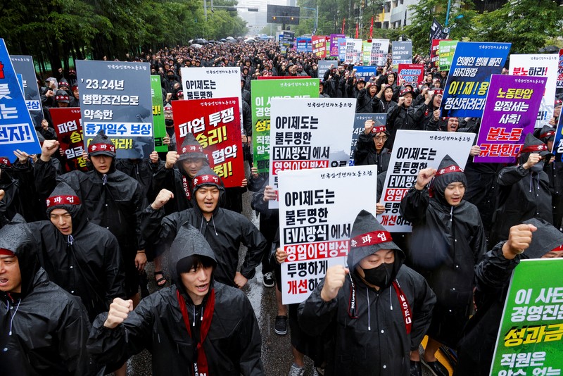 Para pekerja National Samsung Electronics Union (NSEU) meneriakkan slogan-slogan selama pemogokan umum untuk mengganggu produksi antara 8 dan 10 Juli, di depan Kampus Samsung Electronics Nano City Hwaseong di Hwaseong, Korea Selatan, 8 Juli 2024. Para pekerja National Samsung Electronics Union (NSEU) meneriakkan slogan-slogan selama pemogokan umum untuk mengganggu produksi antara 8 dan 10 Juli, di depan Kampus Samsung Electronics Nano City Hwaseong di Hwaseong, Korea Selatan, 8 Juli 2024. (REUTERS/Kim Soo-hyeon)