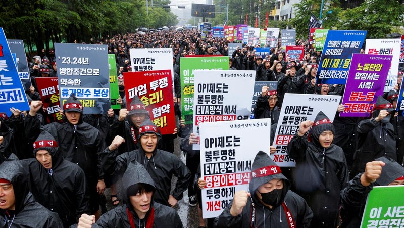 Para pekerja National Samsung Electronics Union (NSEU) meneriakkan slogan-slogan selama pemogokan umum untuk mengganggu produksi antara 8 dan 10 Juli, di depan Kampus Samsung Electronics Nano City Hwaseong di Hwaseong, Korea Selatan, 8 Juli 2024. (REUTERS/Kim Soo-hyeon)