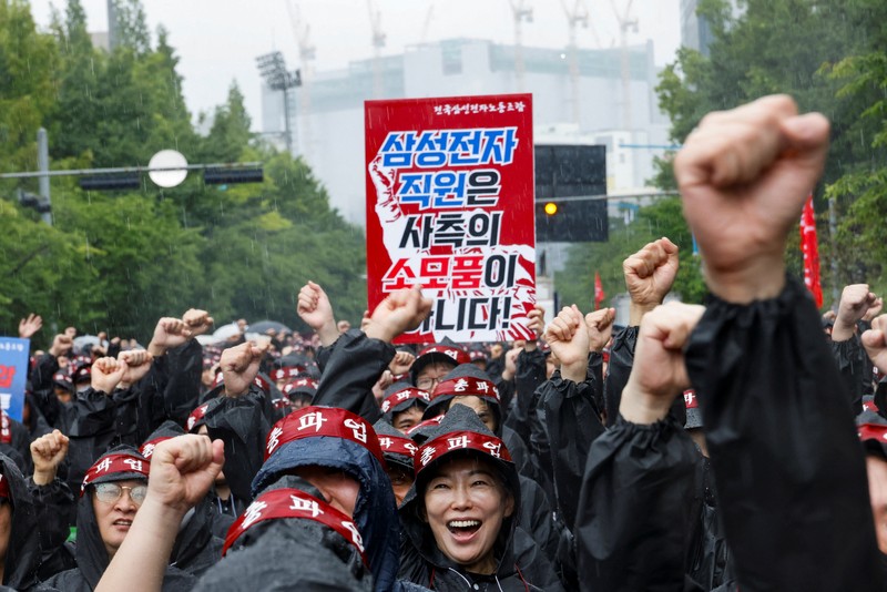 Para pekerja National Samsung Electronics Union (NSEU) meneriakkan slogan-slogan selama pemogokan umum untuk mengganggu produksi antara 8 dan 10 Juli, di depan Kampus Samsung Electronics Nano City Hwaseong di Hwaseong, Korea Selatan, 8 Juli 2024. Para pekerja National Samsung Electronics Union (NSEU) meneriakkan slogan-slogan selama pemogokan umum untuk mengganggu produksi antara 8 dan 10 Juli, di depan Kampus Samsung Electronics Nano City Hwaseong di Hwaseong, Korea Selatan, 8 Juli 2024. (REUTERS/Kim Soo-hyeon)