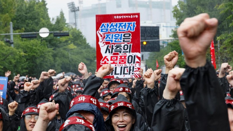Para pekerja National Samsung Electronics Union (NSEU) meneriakkan slogan-slogan selama pemogokan umum untuk mengganggu produksi antara 8 dan 10 Juli, di depan Kampus Samsung Electronics Nano City Hwaseong di Hwaseong, Korea Selatan, 8 Juli 2024. (REUTERS/Kim Soo-hyeon)