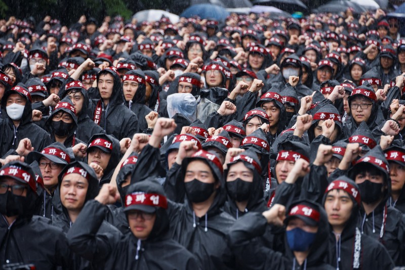 Para pekerja National Samsung Electronics Union (NSEU) meneriakkan slogan-slogan selama pemogokan umum untuk mengganggu produksi antara 8 dan 10 Juli, di depan Kampus Samsung Electronics Nano City Hwaseong di Hwaseong, Korea Selatan, 8 Juli 2024. (REUTERS/Kim Soo-hyeon)