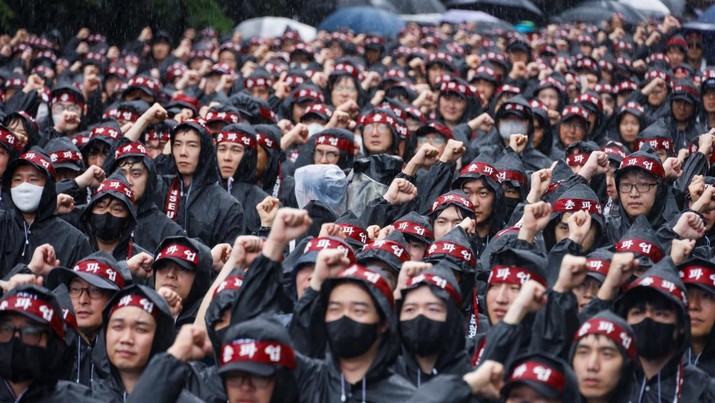 Para pekerja National Samsung Electronics Union (NSEU) meneriakkan slogan-slogan selama pemogokan umum untuk mengganggu produksi antara 8 dan 10 Juli, di depan Kampus Samsung Electronics Nano City Hwaseong di Hwaseong, Korea Selatan, 8 Juli 2024. (REUTERS/Kim Soo-hyeon)