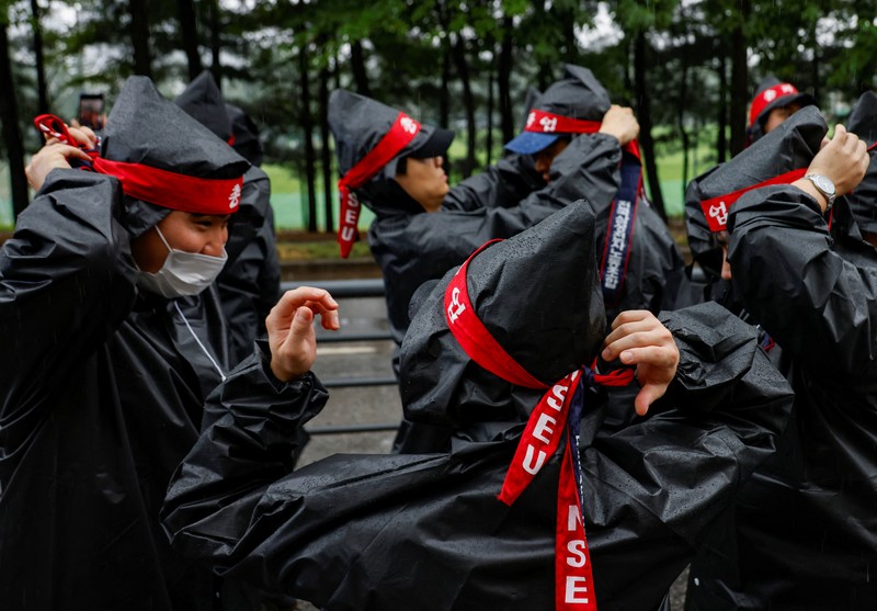 Para pekerja National Samsung Electronics Union (NSEU) meneriakkan slogan-slogan selama pemogokan umum untuk mengganggu produksi antara 8 dan 10 Juli, di depan Kampus Samsung Electronics Nano City Hwaseong di Hwaseong, Korea Selatan, 8 Juli 2024. (REUTERS/Kim Soo-hyeon)