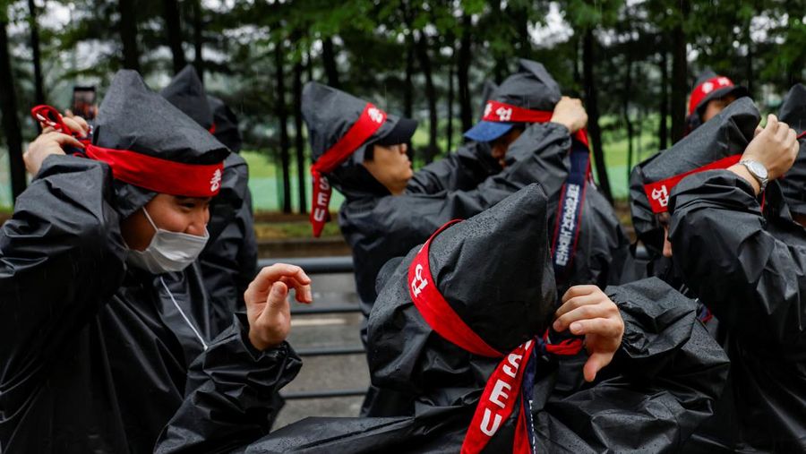 Para pekerja National Samsung Electronics Union (NSEU) meneriakkan slogan-slogan selama pemogokan umum untuk mengganggu produksi antara 8 dan 10 Juli, di depan Kampus Samsung Electronics Nano City Hwaseong di Hwaseong, Korea Selatan, 8 Juli 2024. (REUTERS/Kim Soo-hyeon)