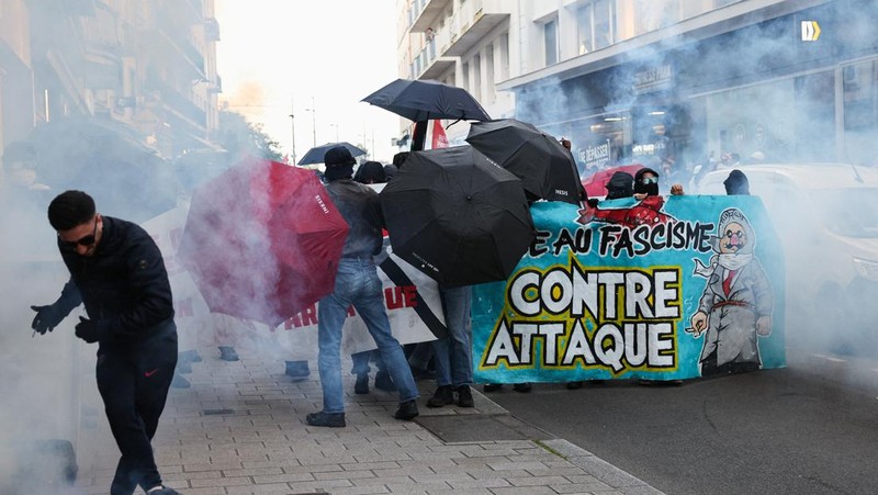 Seorang pengunjuk rasa melemparkan molotov saat bentrokan dengan polisi menyusul hasil parsial pada putaran kedua pemilihan awal parlemen Prancis, di Place de la Republique di Paris, Prancis, Minggu (7/7/2024). (REUTERS/Yara Nardi)
