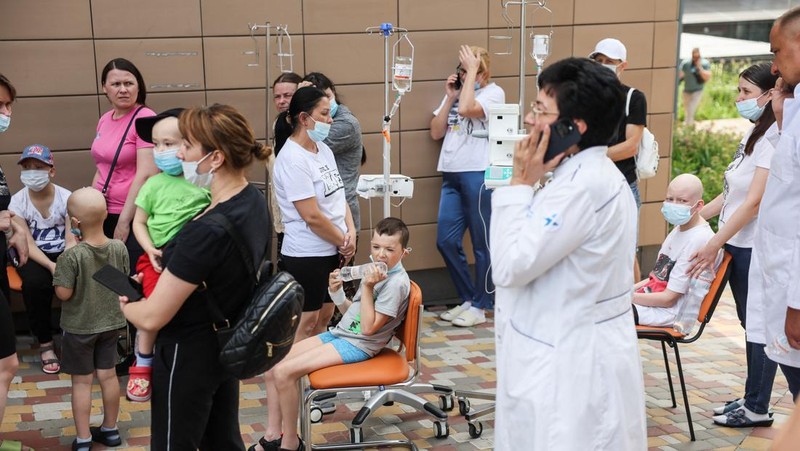 Tim penyelamat bekerja di Rumah Sakit Anak Okhmatdyt yang rusak akibat serangan rudal Rusia, di tengah serangan Rusia ke Ukraina, di Kyiv, Ukraina 8 Juli 2024. (REUTERS/Gleb Garanich)