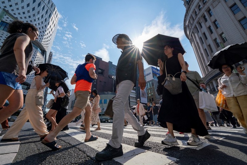 Orang-orang yang memegang payung duduk di bangku di bawah terik matahari di sebuah taman di Tokyo, Senin, 8 Juli 2024. Cuaca panas pada hari Senin telah terjadi dengan suhu meningkat lebih dari 35 derajat Celcius (95 derajat Fahrenheit) di Tokyo, menurut Jepang Badan Meteorologi. Orang-orang yang memegang payung duduk di bangku di bawah terik matahari di sebuah taman di Tokyo, Senin, 8 Juli 2024. Cuaca panas pada hari Senin telah terjadi dengan suhu meningkat lebih dari 35 derajat Celcius (95 derajat Fahrenheit) di Tokyo, menurut Jepang Badan Meteorologi. (AP Photo/Eugene Hoshiko)