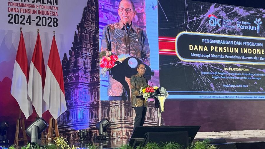 Kepala Eksekutif Pengawas Perasuransian, Penjaminan, dan Dana Pensiun Ogi Prastomiyono menyampaikan sambutan dalam peluncuran Peta Jalan Pengembangan dan Penguatan Dana Pensiun Indonesia 2024-2028, Senin (8/7/2024).