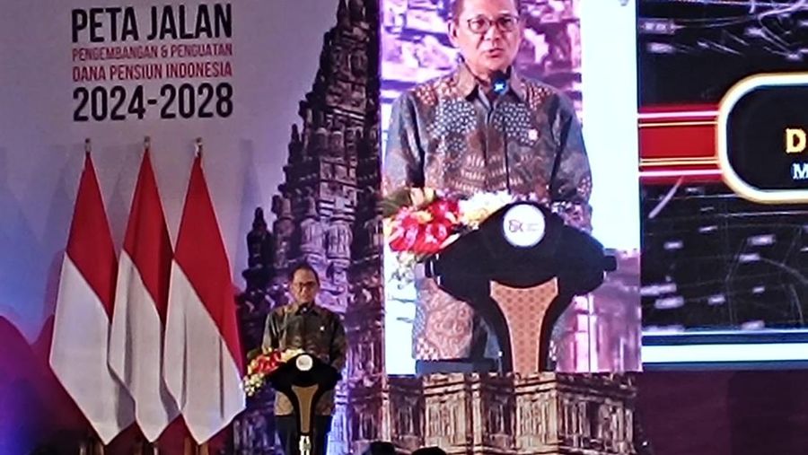 Kepala Eksekutif Pengawas Perasuransian, Penjaminan, dan Dana Pensiun Ogi Prastomiyono menyampaikan sambutan dalam Peluncuran Peta Jalan Pengembangan dan Penguatan Dana Pensiun Indonesia 2024-2028 di Yogyakarta, Senin (8/7/2024).